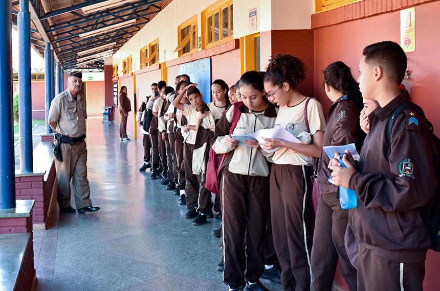 Plano do MEC de transferir escolas públicas para Polícia Militar divide opiniões Policial armado no Colégio Fernando Pessoa, em Goiás (foto: Pillar Pedreira/Agência Senado)
