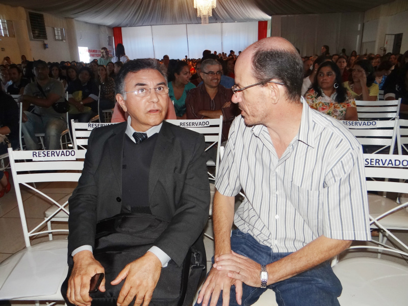 Juiz Odilon faz palestra sobre "Família, Drogas e Escola", em Amambai Juiz Odilon com o prefeito de Amambai, Sérgio Barbosa / Foto: Moreira Produções