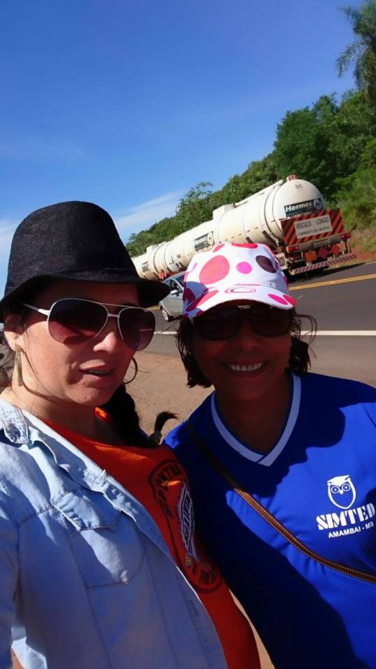 A professora Ramona Cleide (E) e a servidora Maria Antônia participaram da manifestação em Mundo Novo.