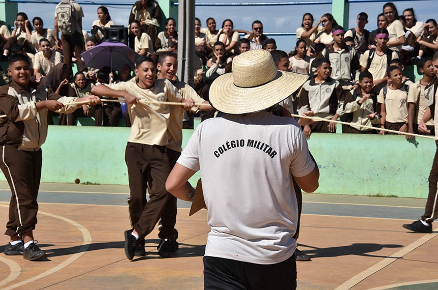 Plano do MEC de transferir escolas públicas para Polícia Militar divide opiniões Alunos do Colégio Fernando Pessoa durante gincana escolar (foto: Pillar Pedreira/Agência Senado)