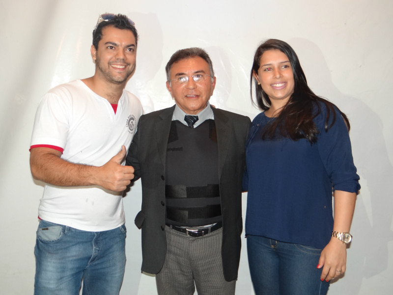 Juiz Odilon faz palestra sobre "Família, Drogas e Escola", em Amambai No final da palestra, Odilon tirou fotos junto aos servidores públicos e alunos / Foto: Moreira Produções