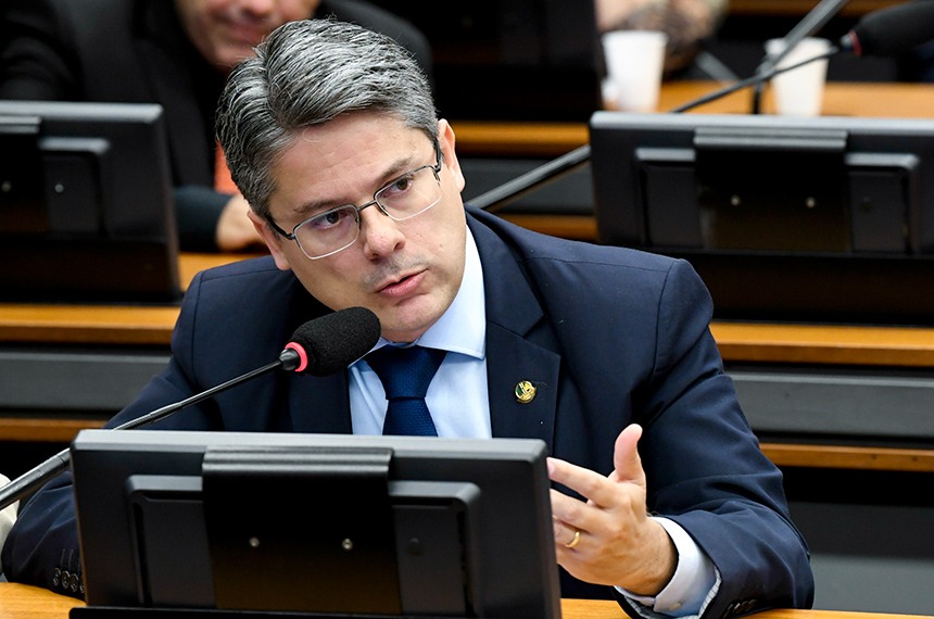 Plano do MEC de transferir escolas públicas para Polícia Militar divide opiniões Senador Alessandro Vieira (Foto: Jefferson Rudy/Agência Senado)