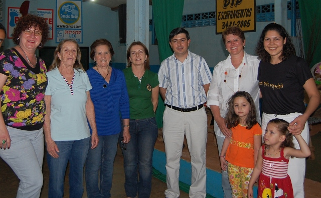 Parte da atual diretoria da Apae de Amambai na Festa da Família realizada pela escola em agosto deste ano.