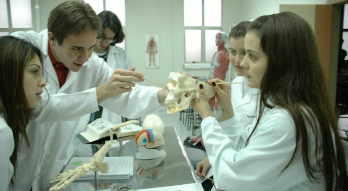 Quase metade dos formados em medicina não atinge nota mínima em exame do Cremesp