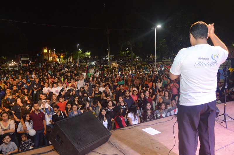 21ª Marcha para Jesus reuniu centenas de fiéis em Amambai Pastor Isaías Fagundes, presidente do Copea falando com as centenas de pessoas que se fizeram presentes / Foto: Moreira Produções