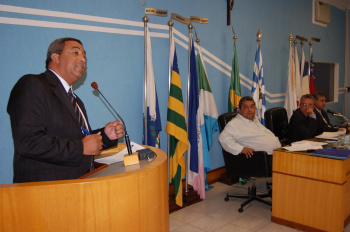 Vereador Carlinhos quer mais segurança nas vias públicas Calçamento na Av. Pedro Manvailer e sinalização das ruas pavimentadas são reivindicações apresentadas pelo vereador Carlinhos.