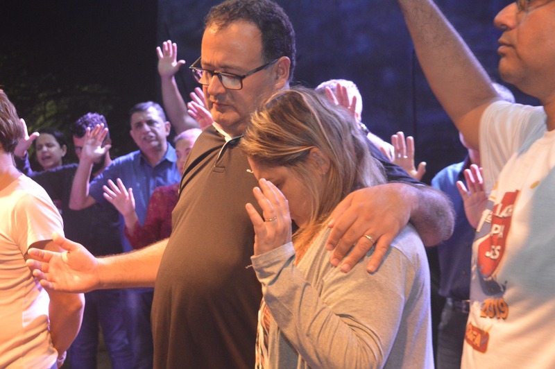 21ª Marcha para Jesus reuniu centenas de fiéis em Amambai Dr. Bandeira declarou que Amambai é de Jesus. Ele e a esposa, assim como vereadores do município foram abençoados pelos pastores presentes / Foto: Moreira Produções