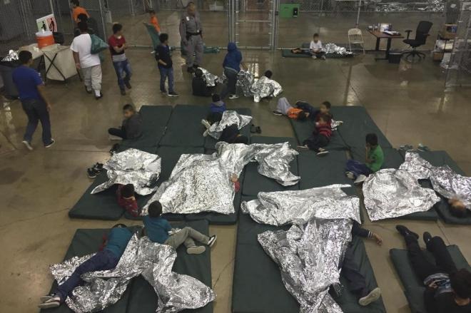 Imagens de crianças separadas dos pais chocam os Estados Unidos AFP PHOTO/AFP PHOTO
