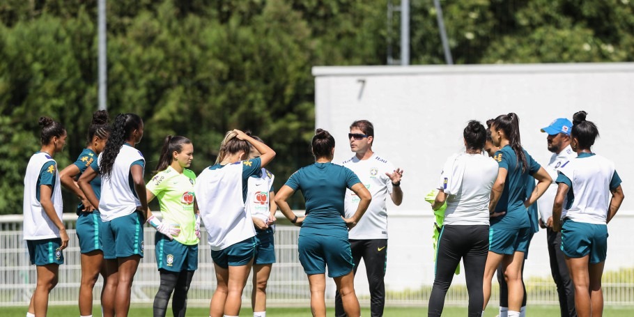 Com página virada, Seleção Feminina faz primeiro treino em Lille Com página virada, Seleção Feminina faz primeiro treino em Lille