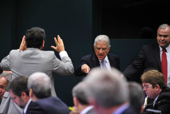 Deputados discutem durante reunião para elaboração do roteiro de trabalho e deliberação de requerimentos da CPI da Petrobras / Gabriela Korossy / Câmara dos Deputados