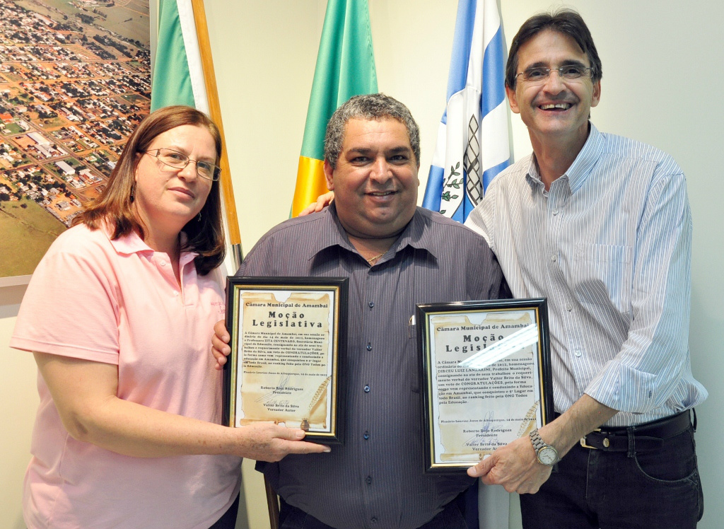 Prefeito e secretária recebem Moção Legislativa em reconhecimento a educação Prefeito e secretária recebem Moção Legislativa em reconhecimento a educação