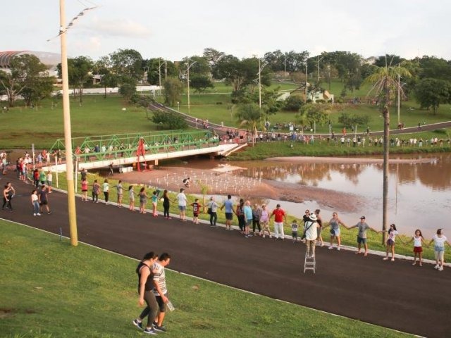 Abração em volta do lago reuniu centenas de pessoas (Foto: Paulo Francis)