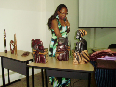 Professora Cintia apresentando artesanatos africanos 