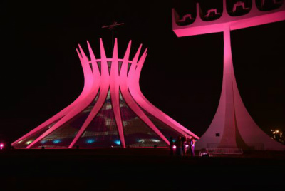 A Catedra  é um dos monumentos de Brasília iluminados de rosa para a campanha OutubroFoto:  RosaValter Campanato