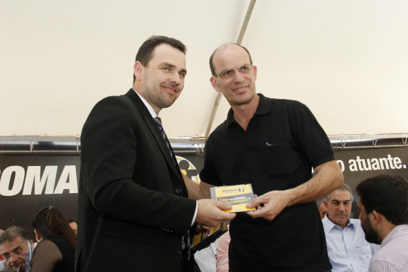 Manifesto dos prefeitos ganha apoio de autoridades estaduais e federais Prefeito de Amambai, Sérgio Barbosa (PMDB), com o presidente da Assomasul, Juvenal Neto (PSDB) / Foto: Decom