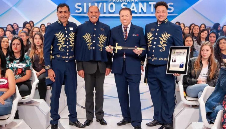 Silvio Santos recebe título de Imortal da Academia William Shakespeare Silvio Santos recebe título de Imortal da Academia William Shakespeare