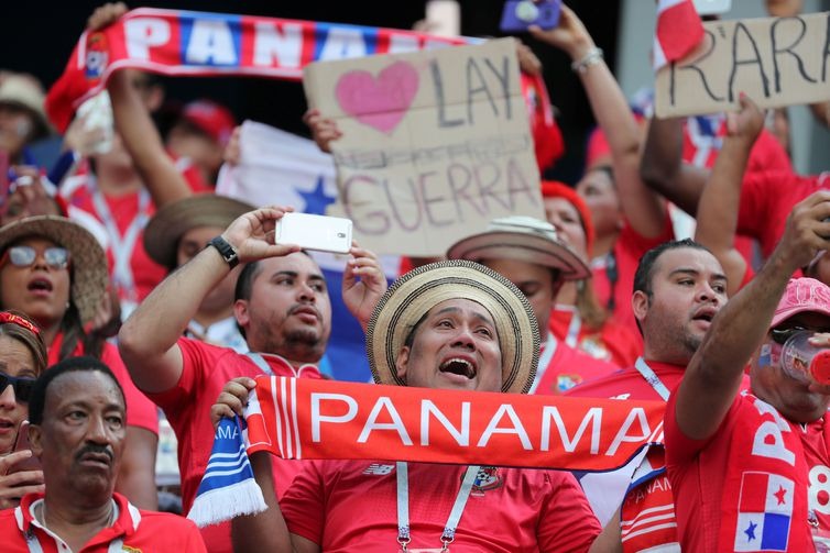 Torcida festeja primeiro gol do Panamá em Mundiais, apesar da derrota para a Inglaterra (Lucy Nicholson/Reuters/Direitos reservados)