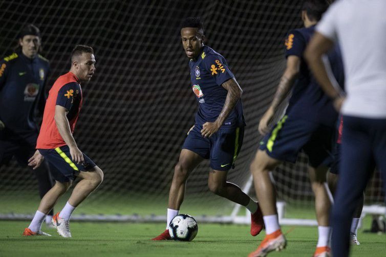 Seleção treina hoje na Fonte Nova visando partida contra Venezuela Eder Militão e Arthur, recuperados de Lesão, treinaram normalmente - Lucas Figueiredo - CBF