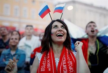 Torcedoras se organizam para lutar contra o machismo no futebol Torcedora russa na cidade de Nihzny Novgorod, acompanha partida contra o Egito - Franck Robichon/EFE/EPA/Direitos Reservados