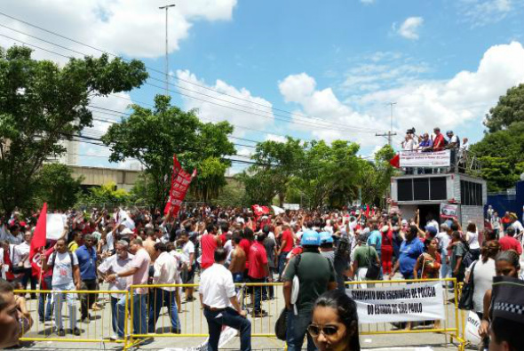 Separados por grades e por policiais militares, grupos a favor e contra o ex-presidente Lula protestaram em frente ao Fórum Criminal da Barra Funda / Foto: Daniel Mello