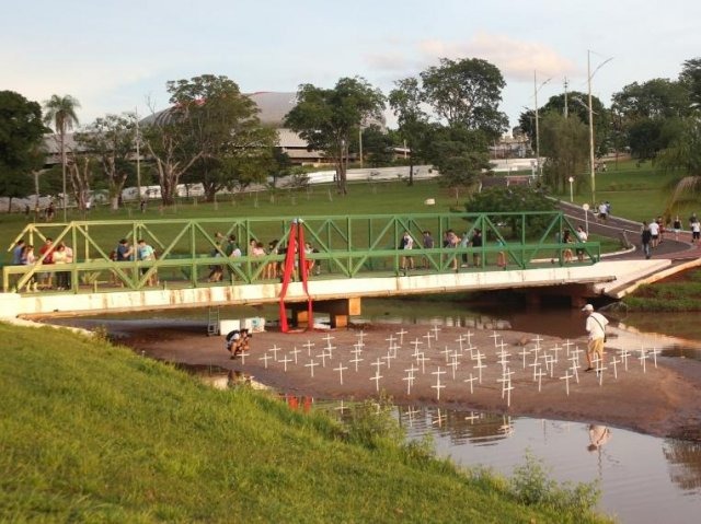 Cruzes foram colocadas no banco de areia em forma de protesto (Foto: Paulo Francis)