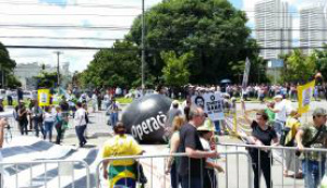 Os protestos começaram no final da manhã, horário em que Lula prestaria declarações / Foto: Daniel Mello