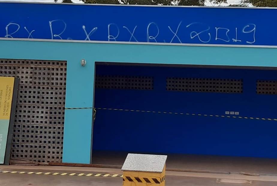 Responsáveis por pichar prédio público em Amambai já foram identificados Pichações feitas no Mercado Municipal / Foto: Divulgação