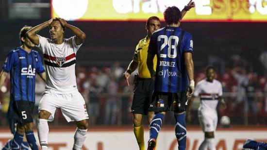 Luis Fabiano é expulso, mas São Paulo faz 1 a 0 no Huachipato Luis Fabiano é expulso, mas São Paulo faz 1 a 0 no Huachipato