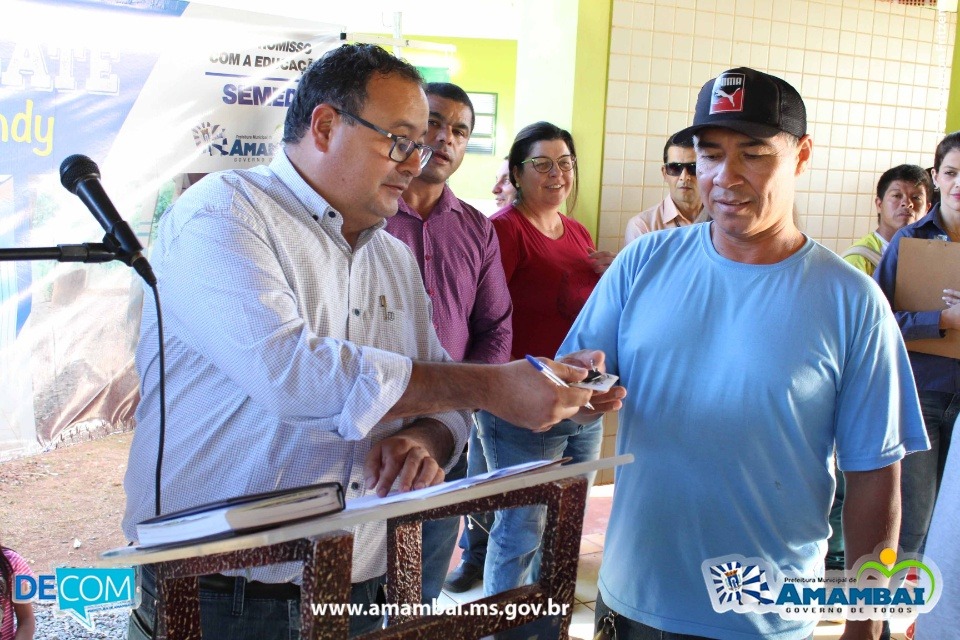 Prefeitura de Amambai inaugura a 113ª obra no município Diretor da escola Pedro Franco e o prefeito Dr. Bandeira