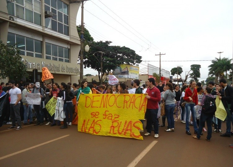 Ruas de Dourados são tomadas por manifestantes nesta sexta Grupo se reuniu em frente ao prédio da Câmara e marchou pelos principais pontos da cidade, até chegar ao terminal de transbordo, onde protestou contra a Medianeira. Foto: Dourados Agora