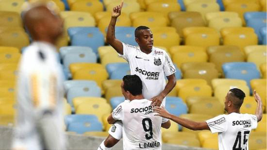 Robinho faz dois, Santos bate o Botafogo e fica em vantagem