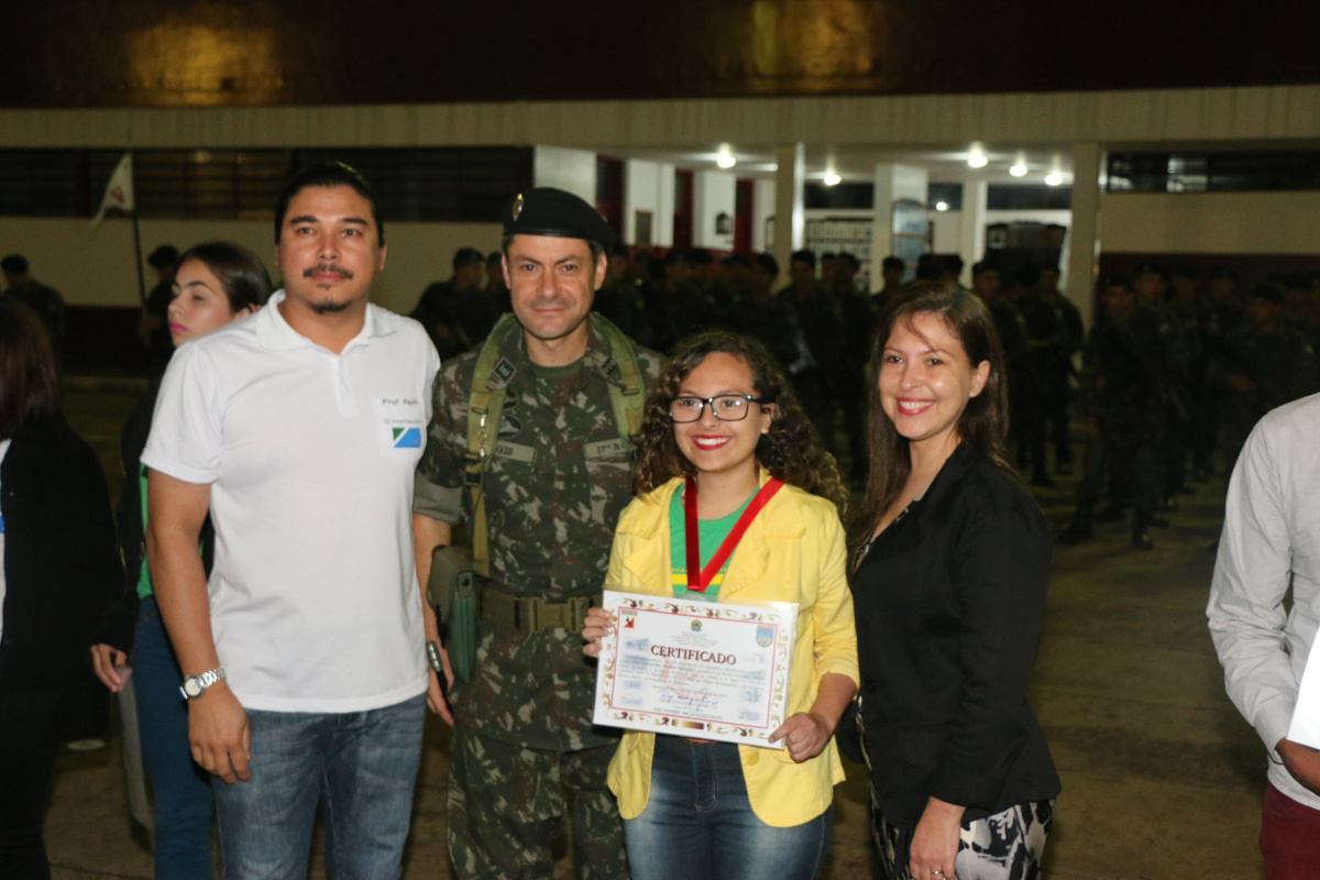 O diretor Paulo Claidimar (E), o comandante Regis, a aluna Ana Carolina Valejo Silveira,  classificada em 2º lugar na categoria Ensino Médio, e sua mãe.