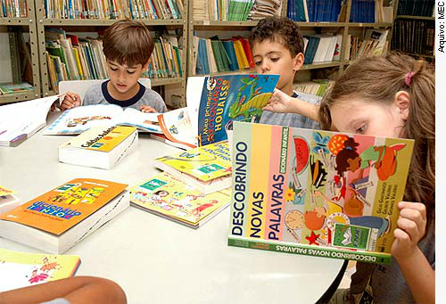 Livre acesso a materiais didáticos é tema de debate na Câmara dos Deputados