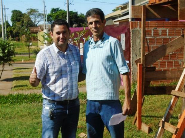 O locutor Reginaldo Prudente ao lado de um dos ganhadores da promoção / Foto: Moreira Produções