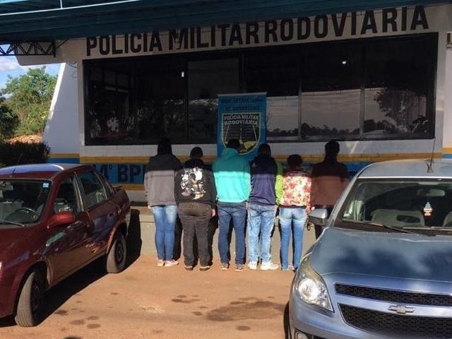 Polícia prende seis traficantes com 340 quilos de maconha na MS-156 Os seis presos e os dois carros apreendidos hoje na MS-156, em Amambai (Foto: Divulgação)
