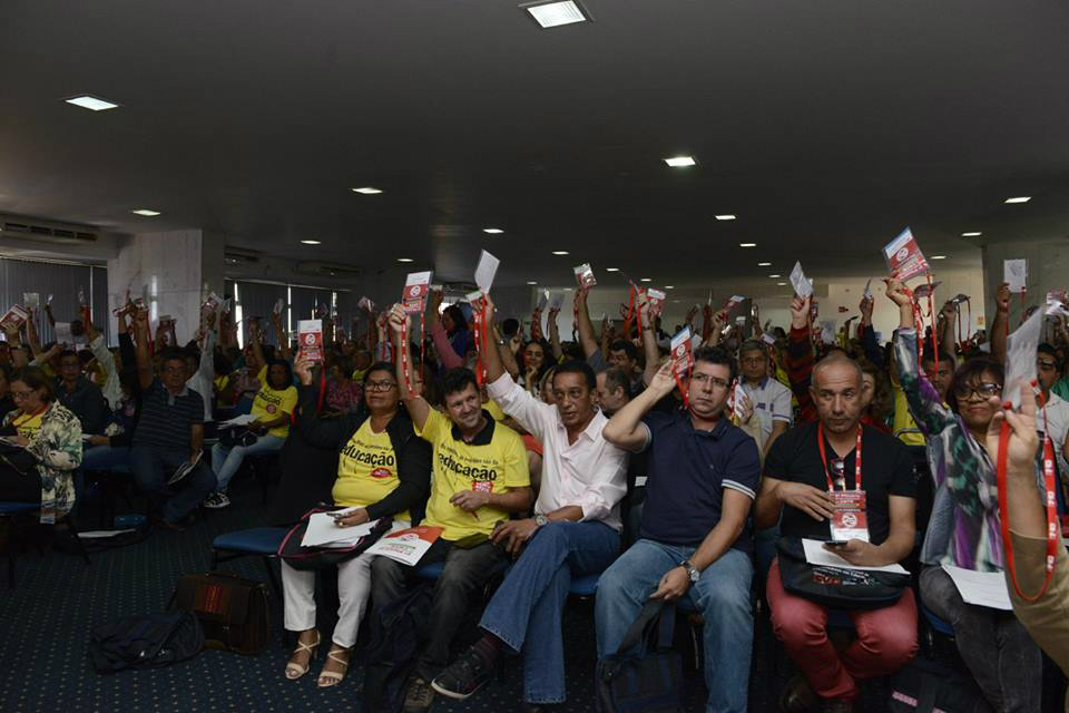 Educadores aprovam projeto de piso nacional profissional para toda a categoria