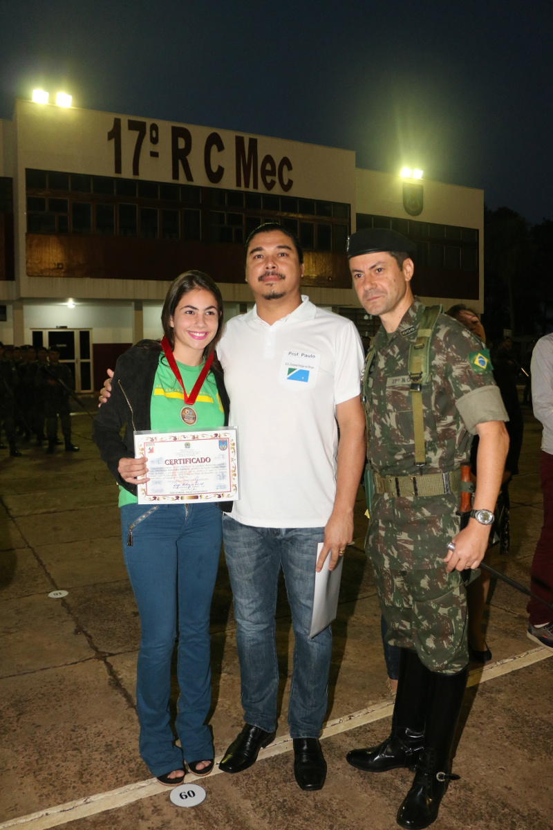O comandante Régis, o  diretor Paulo e a aluna Thaynara Nogueira Kappaun, classificada em 3º lugar na categoria Ensino Médio.