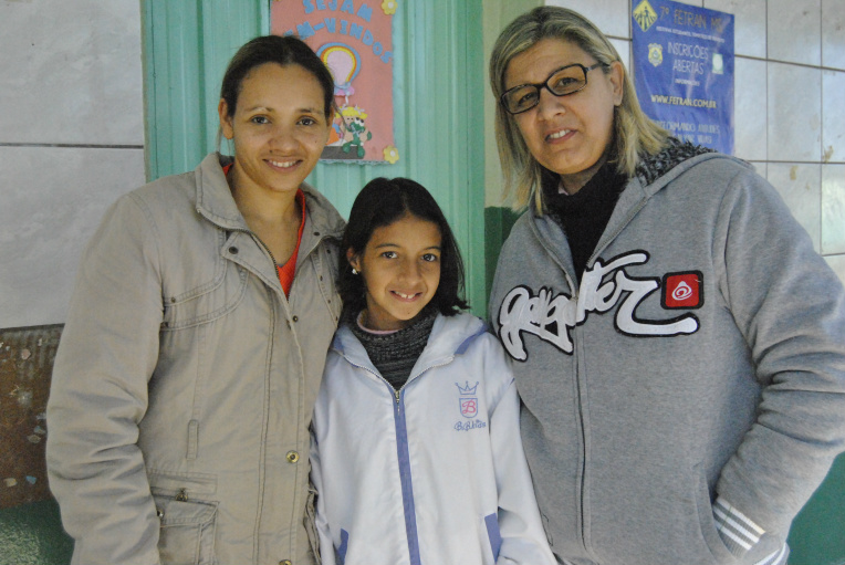 E/D: Professora Cristiane Aparecida da Silva, a aluna Kamila de Oliveira Gonçalves, classificada em 3º lugar na categoria Ensino Fundamental I, e professora Liana Luíza Arâmbula.Teixeira