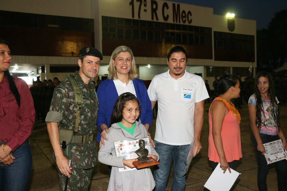 O comandante Régis, a professora Liana, o  diretor Paulo e a aluna Ana Júlia Valejo da Silveira, classificada em 1º lugar na categoria Ensino Fundamental I.