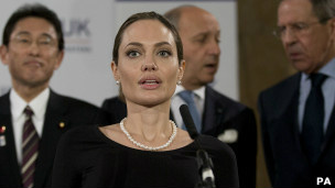 Angelina Jolie disse ter tomado decisão de passar por cirurgia após descobrir falha genética