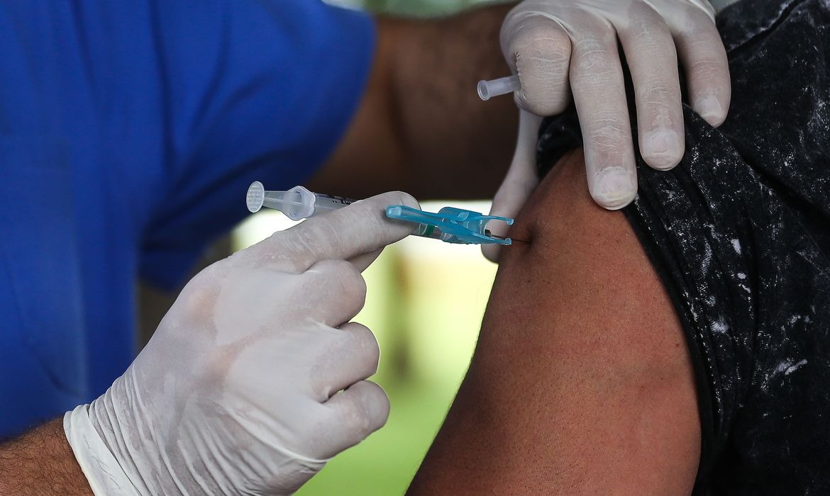 Mais de 20 milhões de pessoas ainda não se vacinaram contra a gripe © Marcello Casal JrAgência Brasil