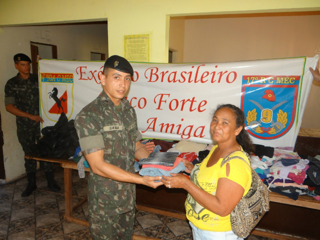 17º RC Mec entrega doações da Campanha do Agasalho 2016 em Amambai As peças arrecadas foram entregues para moradores da vila Limeira / Foto: 17º RC Mec