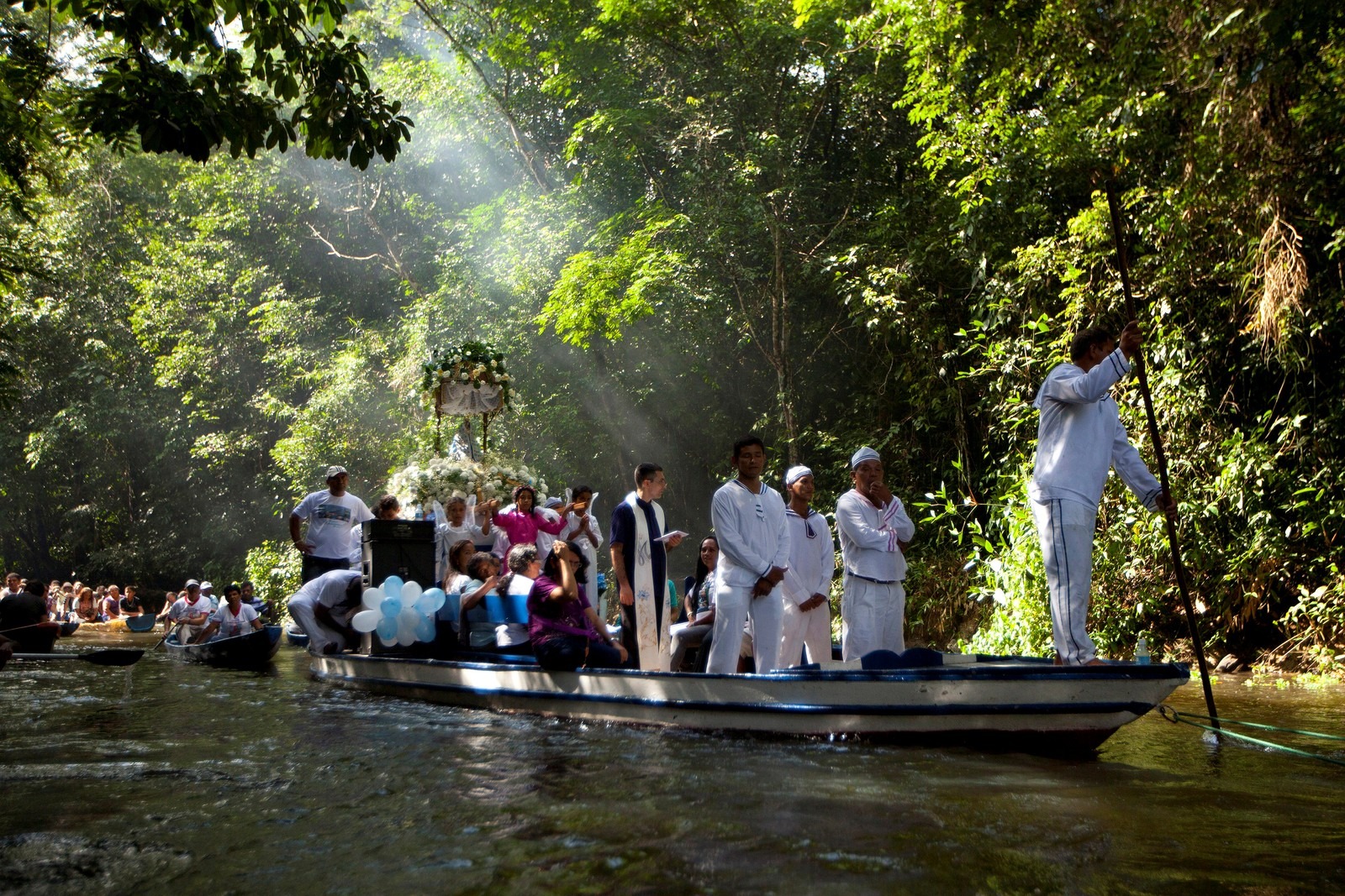 Vaticano cogita permitir que homens casados se tornem padres na Amazônia Peregrinos católicos durante uma viagem de barco em Santa Izabel do Pará, no Pará, em 2012. — Foto: Paulo Santos/Arquivo/Reuters