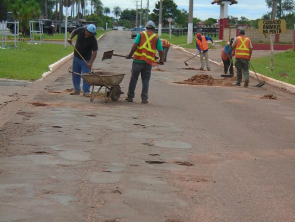 Várias localidades do Município receberam o trabalho emergencial de contenção de buracos na lama asfáltica Foto: Reprodução Facebook