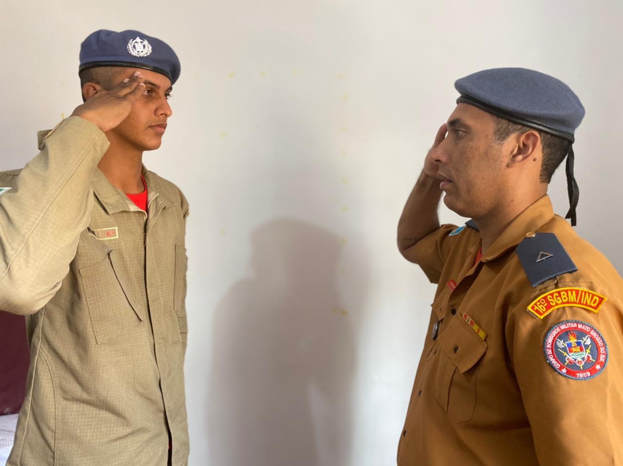 Filho, soldado Wilson presta continência ao pai, subtenente Wilson / Foto: Arquivo Pessoal 