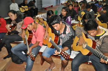 As aulas são ministradas aos sábados, sempre às 15 horas, na sede do Centrinho (Associação Viva a Vida de Amambai - AVVA).