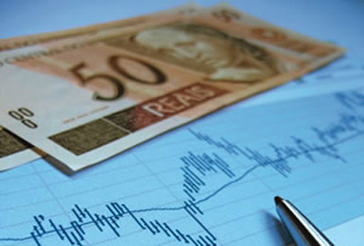Superávit da balança comercial deve chegar a até US$ 12 bilhões, em 2015 Superávit da balança comercial deve chegar a até US$ 12 bilhões, em 2015
