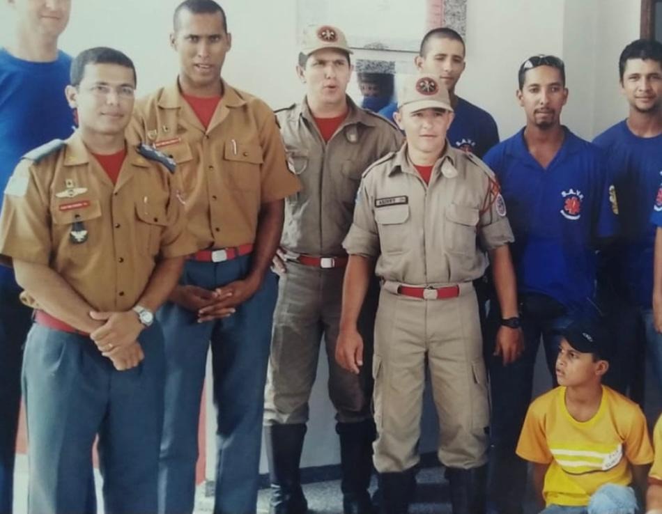 Foto feita em 2006; Carlos (de amarelo) ainda era criança