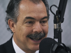 Aloizio Mercadante prevê Natal do tablet e promete produto mais barato