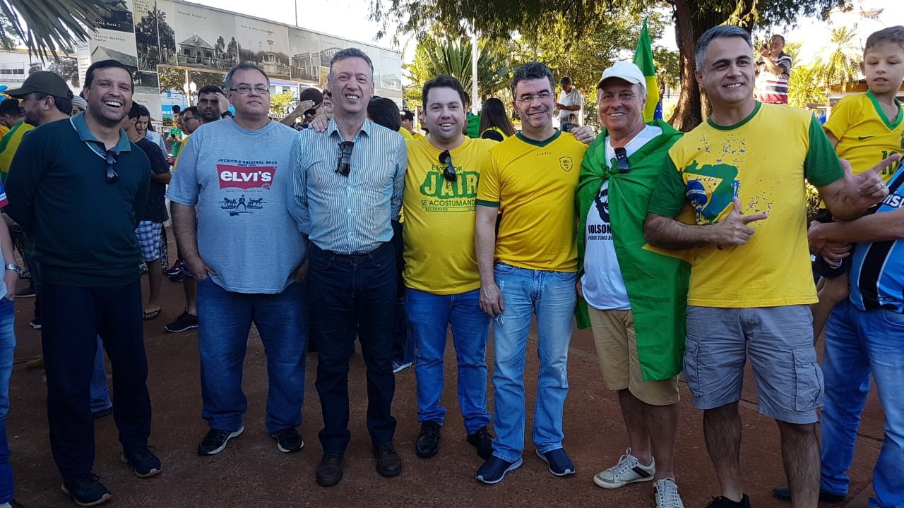 Universidade em Dourados é a primeira a ter interventora nomeada por Bolsonaro O vice da chapa 2, professor Nelson Domingues (primeiro da esquerda para direita), é visto em manifestação de apoio ao presidente Jair Bolsonaro (PSL) (Foto: Divulgação)